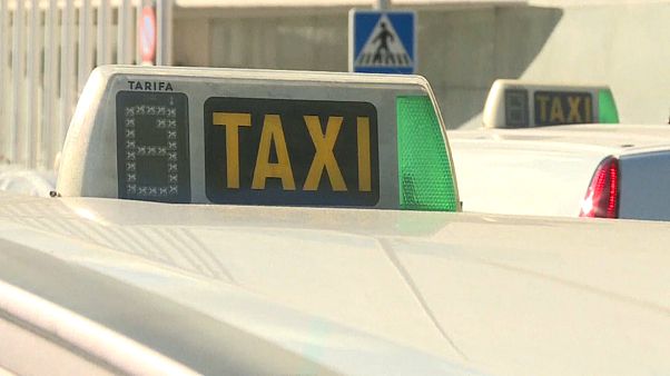 Spagna: sciopero dei taxi a Madrid e Barcellona Spagna: sciopero dei taxi a Madrid e Barcellona