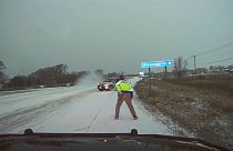 الحذر يغلب القدر.. شاهد كيف نجا رجل أمن أمريكي من موت محقق بسبب رداءة الطقس