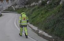 Négy méterre vannak a kútba zuhant kisfiútól