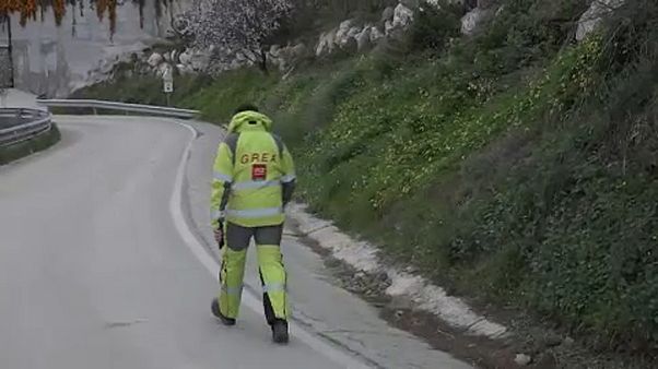 Négy méterre vannak a kútba zuhant kisfiútól Négy méterre vannak a kútba zuhant kisfiútól