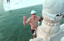 شاهد: صينيون يسبحون في بحيرات متجمدة للحفاظ على صحتهم