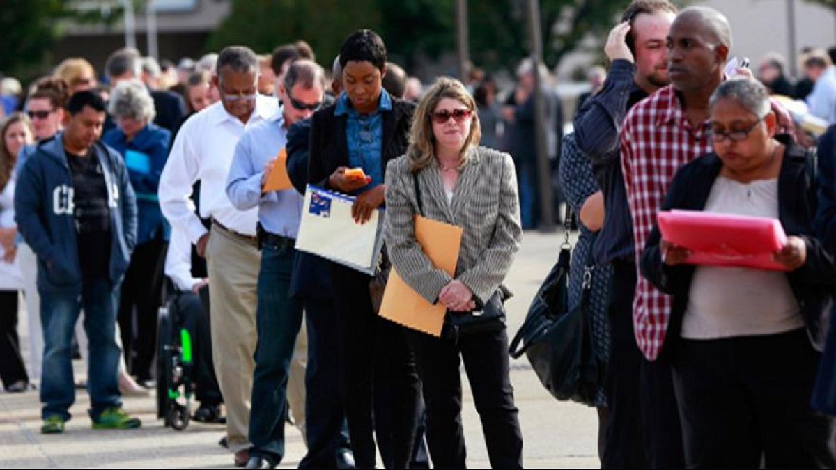 طلبات إعانة البطالة الأمريكية تنخفض لأدنى مستوى منذ نصف قرن