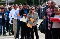 طلبات إعانة البطالة الأمريكية تنخفض لأدنى مستوى منذ نصف قرن