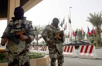 إثنان من القوات الخاصة السعودية أمام أحد الفنادق في العاصمة الرياض