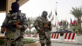 إثنان من القوات الخاصة السعودية أمام أحد الفنادق في العاصمة الرياض