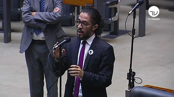 Ameaças levam deputado gay a abandonar o Brasil Ameaças levam deputado gay a abandonar o Brasil