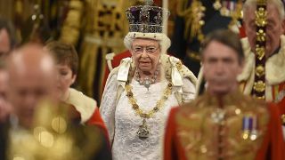 Isabel II habla de consenso en plena tormenta del brexit