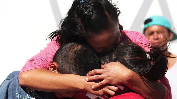 Una mujer abraza a sus hijos en el centro de acogida de Tijuana Una mujer abraza a sus hijos en el centro de acogida de Tijuana