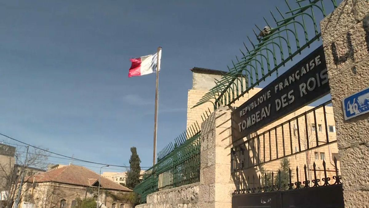 فيديو: معركة بين فرنسا واليهود المتدينين.. ساحتها قبور السلاطين بالقدس 