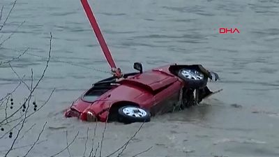 شاهد: رجل نزل النهر لإنقاذ فتاة من الغرق فكاد يفقد حياته