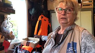 Video | Brigitte'e evini açtığı mülteciler 'anne' dedi, komşuları araya 60 metre duvar ördü