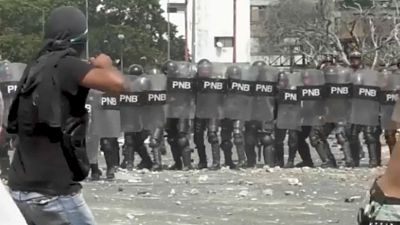 گلچین ویدئوهای هفته: از درگیری پلیس و تظاهرکنندگان در کاراکاس تا اعتراض رانندگان تاکسی در مادرید