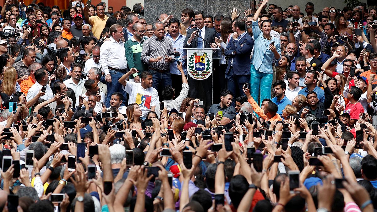 Venezuela, è legale quanto fatto da Guaidó? Chi ha ragione tra lui e Maduro?
