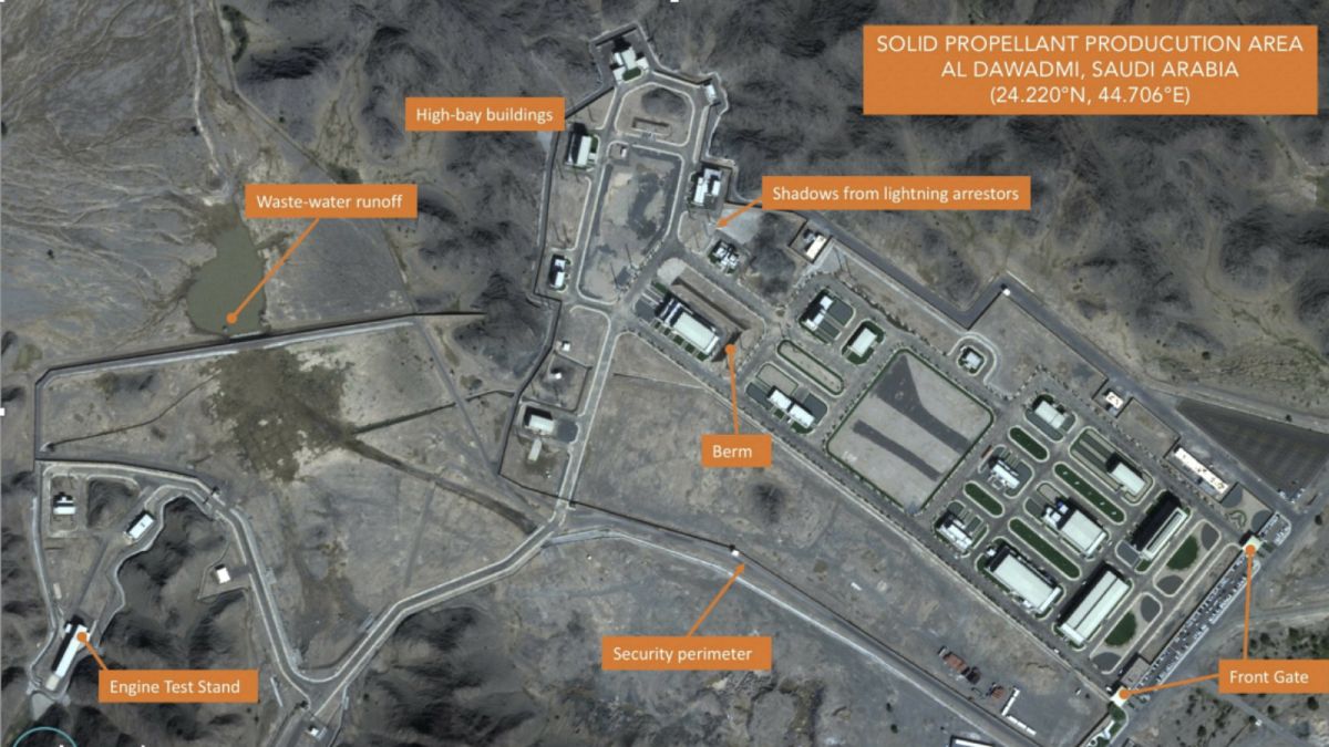 صور أقمار اصطناعية تظهر منشأة سعودية للصواريخ الباليستية قرب الرياض 