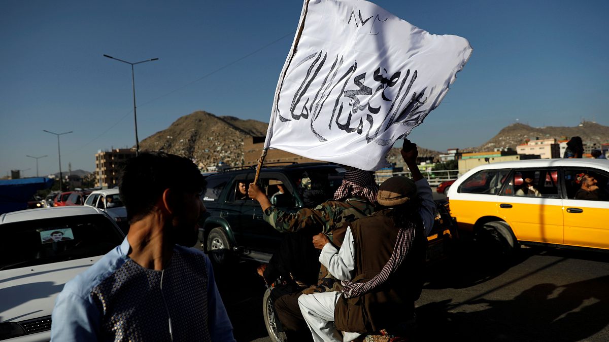اعضای طالبان پرچم این گروه را در کابل، پایتخت افغانستان به اهتزار درآوردند