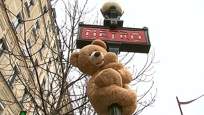1 m 40 große Teddybären bringen Paris zum Schmunzeln