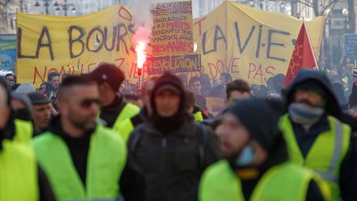 أصحاب السترات الصفراء في فرنسا يتحدون ماكرون ويواصلون التظاهر