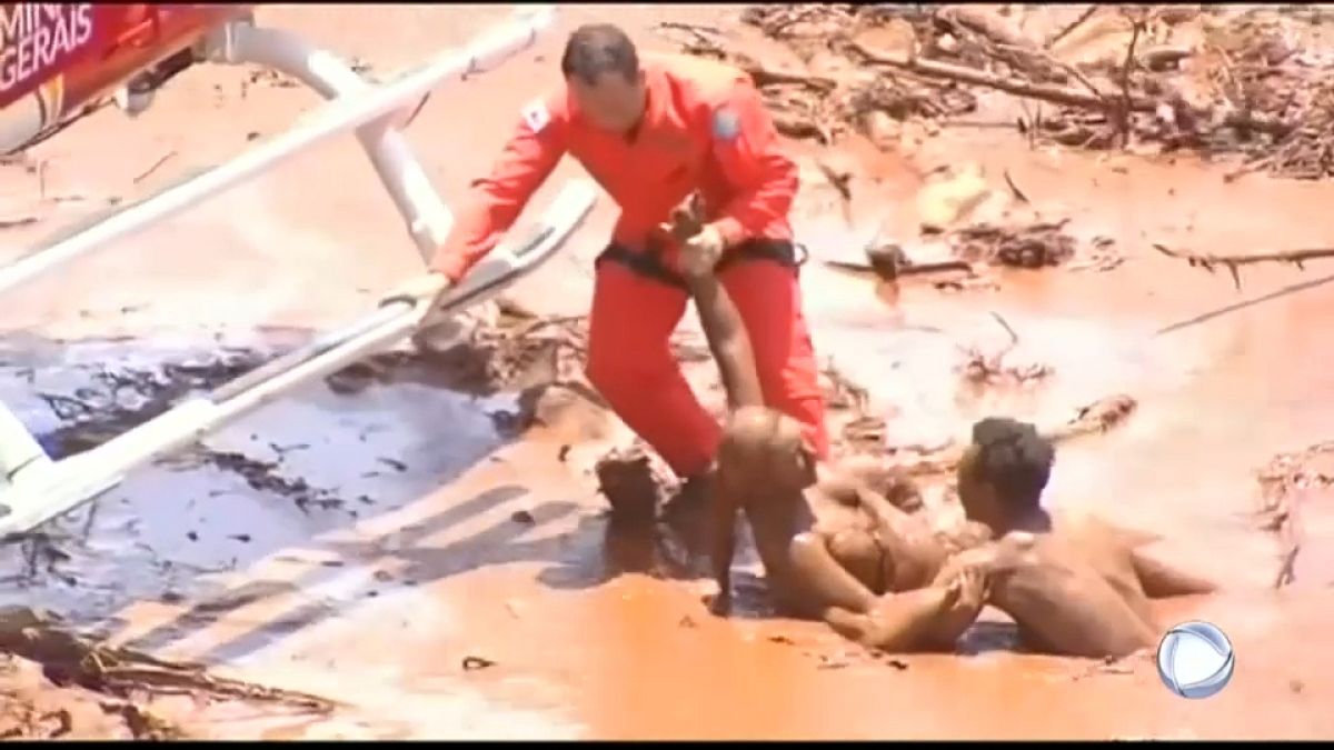 عملية إنقاذ ضحايا انهيار أحد السدود قرب منجم في البرازيل 
