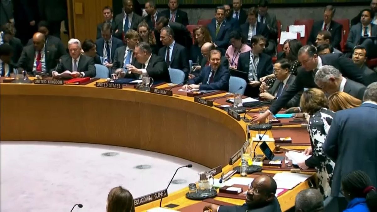 سجال في مجلس الأمن حول فنزويلا.. بومبيو يدعو لتأييد غوايدو وموسكو تدين موقف واشنطن 