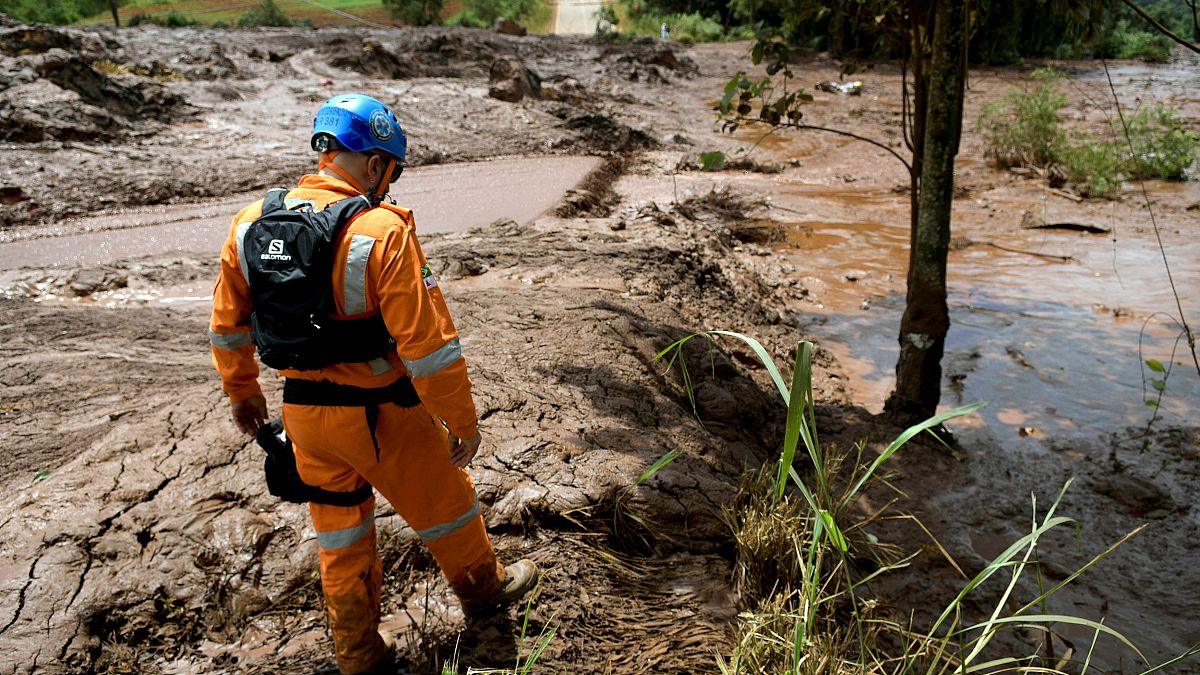 Ha fatto decine di morti il crollo della diga nel Minas Gerais