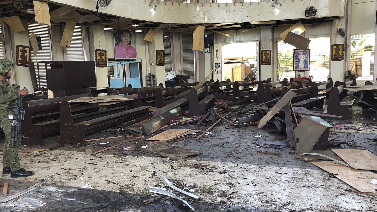 Filipinler'de Katolik kilisesine çifte bombalı saldırı: En az 21 ölü