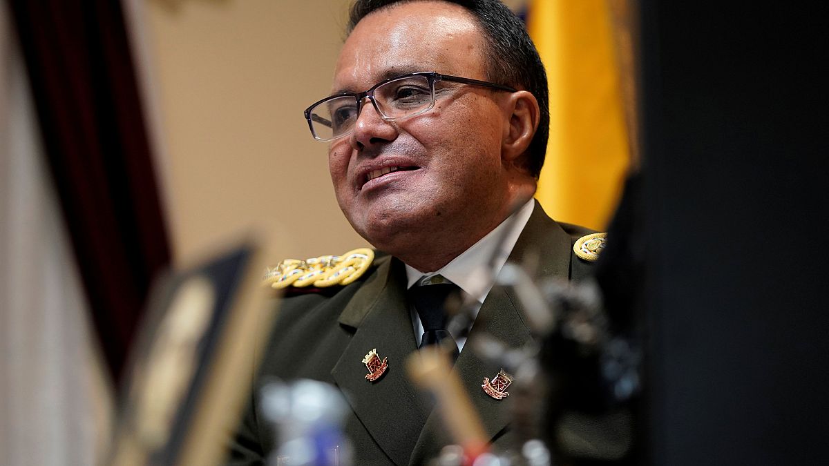 El coronel agregado en Washington apoya a Guaidó