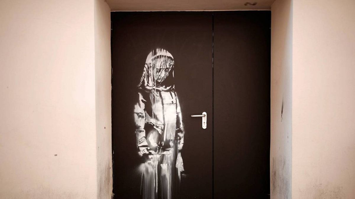Banksy'nin ünlü 'Bataclan' eseri kapıyla birlikte çalındı