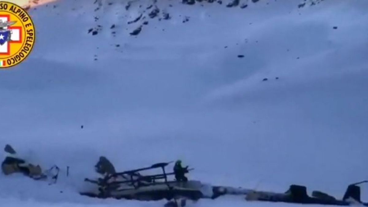 İtalya'da helikopterle uçak havada çarpıştı: 2 kişi kurtuldu