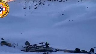 İtalya'da helikopterle uçak havada çarpıştı: 2 kişi kurtuldu