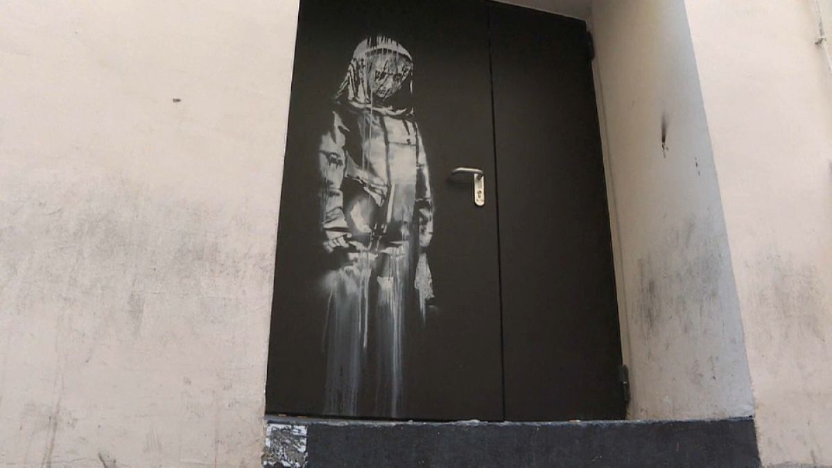 Rubato il murale di Banksy dalla porta del Bataclan