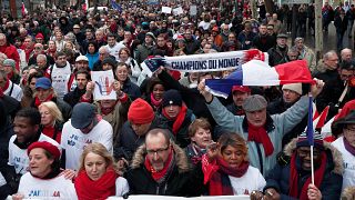 «Κόκκινα φουλάρια» κατά «Κίτρινων Γιλέκων» διαδήλωσαν στο Παρίσι