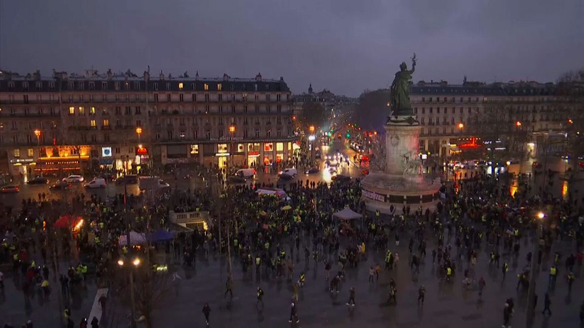 Sarı Yelekliler'in Paris'te 'Sarı Gece' eylemi olaylı bitti