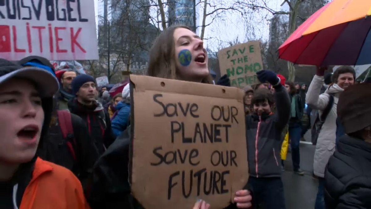 Βρυξέλλες: Δεκάδες χιλιάδες στους δρόμους για το κλίμα