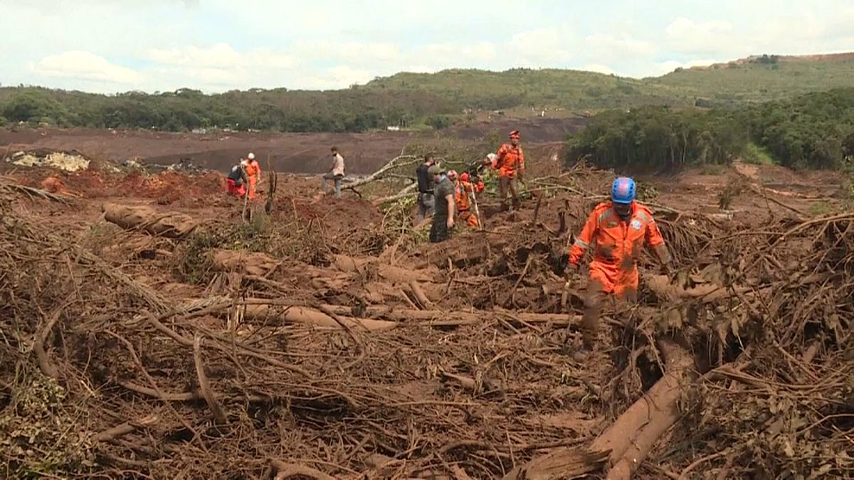 Brasil busca 300 desaparecidos tras la rotura de un dique minero