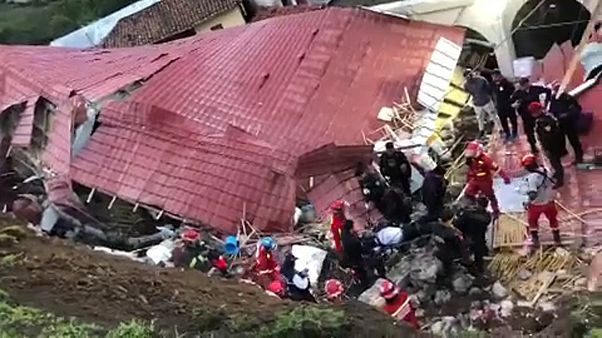 Peru': crolla tetto di un hotel, 15 morti e 29 feriti Peru': crolla tetto di un hotel, 15 morti e 29 feriti