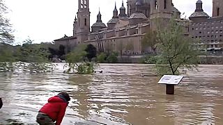 La crecida del Ebro pasa por Zaragoza
