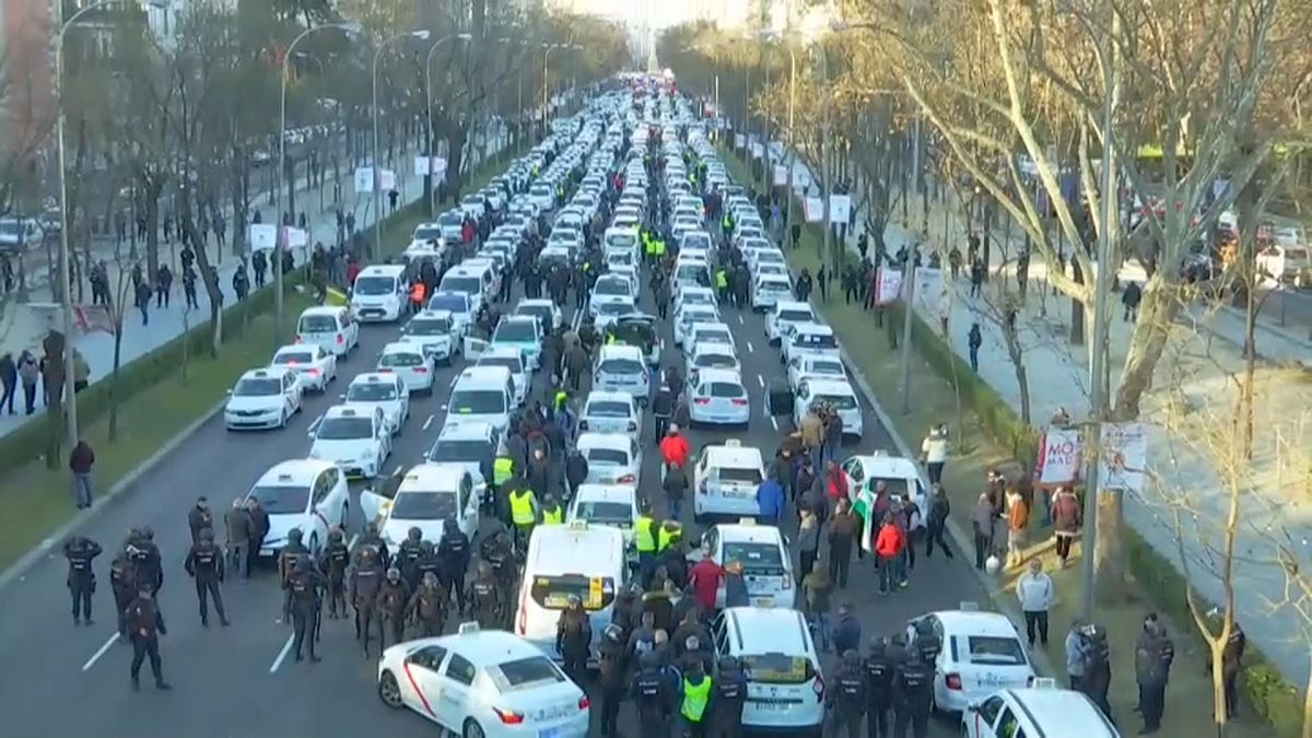 Polícia espanhola intervém para dispersar taxistas em protesto no coração de Madrid