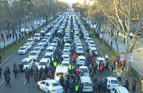 Polícia espanhola intervém para dispersar taxistas em protesto no coração de Madrid