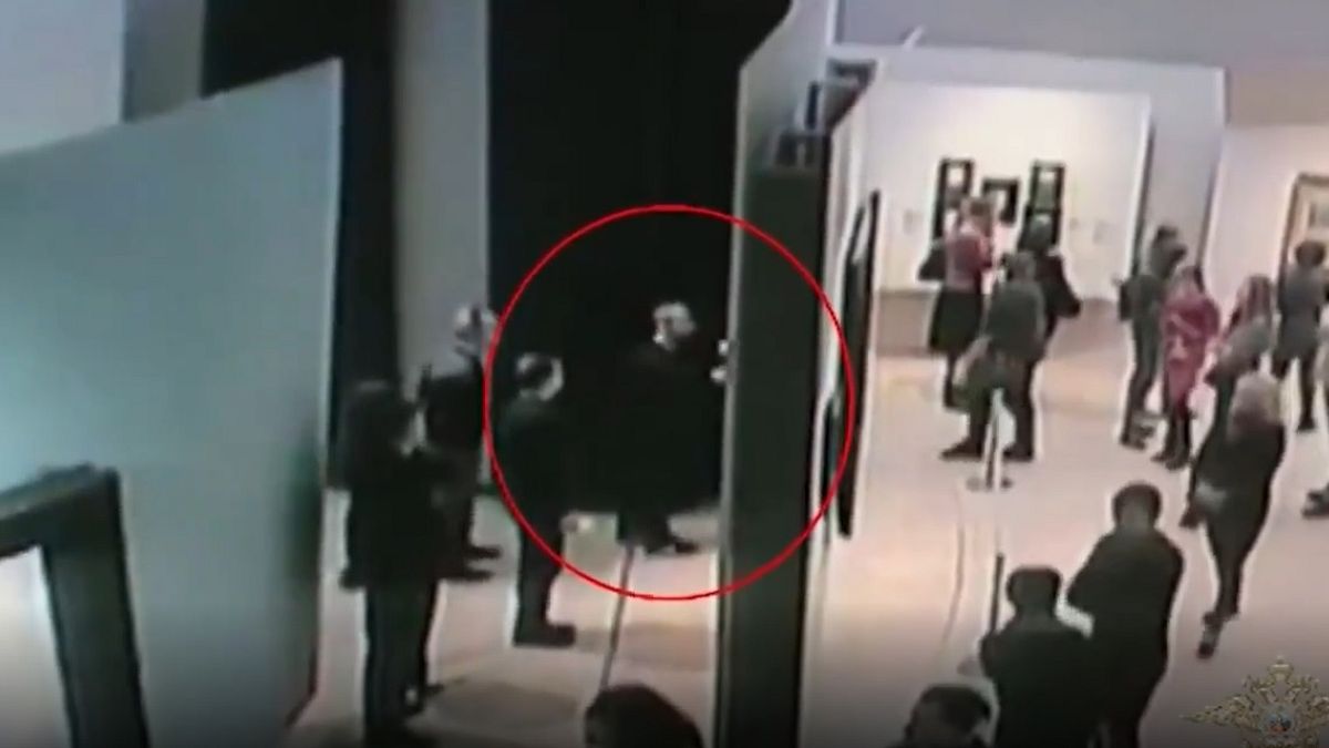 World's most casual heist? Moscow artnapper caught on camera