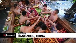 شاهد: صينيون يمضون أوقاتهم في أحواض من الفواكه والخضار