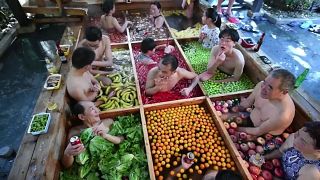Çin mutfağından esinlenen meyve ve sebzeli havuz görenleri şaşırtıyor
