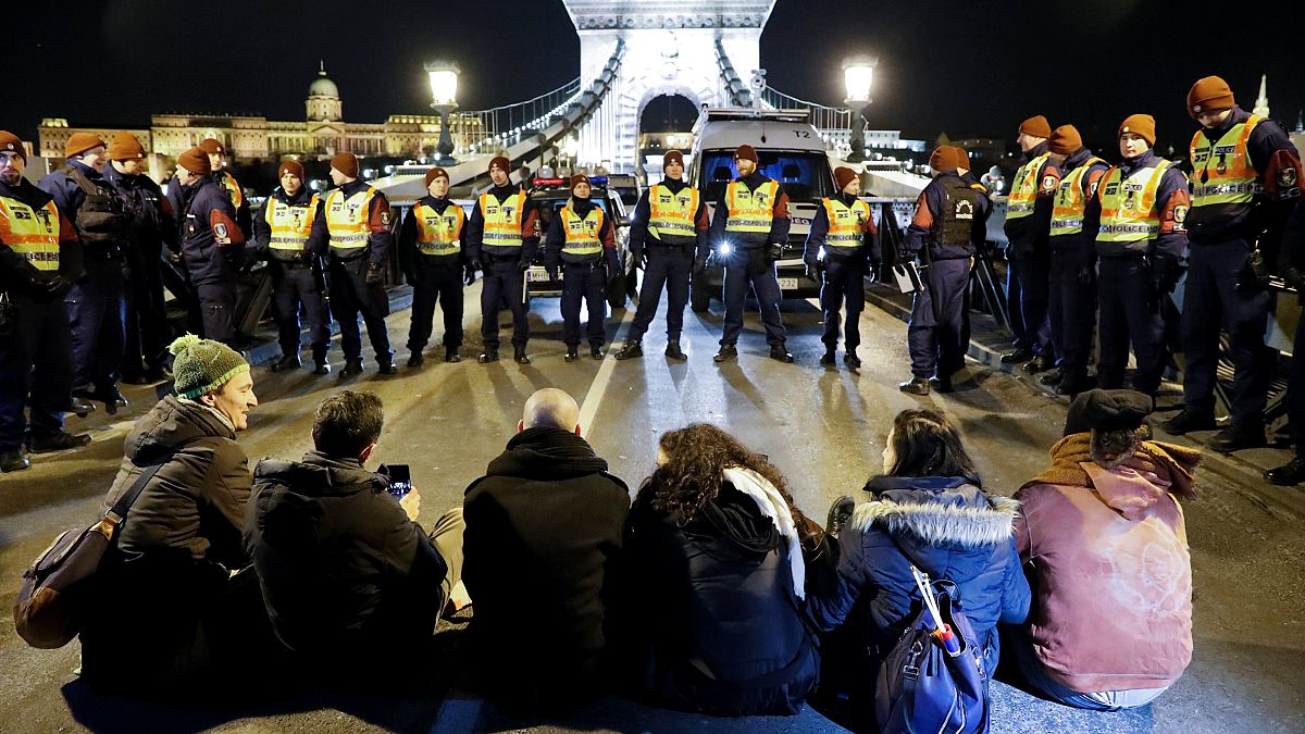  Rendőrök állnak a Lánchídon ülő demonstrálókkal szemben Budapesten