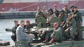 مادورو على متن آلية عسكرية برفقة جنود فنزويليين