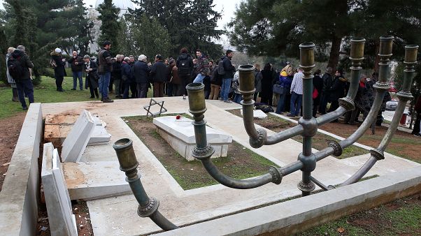 Διαμαρτυρία για τον βανδαλισμό του εβραϊκού μνημείου του ΑΠΘ Διαμαρτυρία για τον βανδαλισμό του εβραϊκού μνημείου του ΑΠΘ