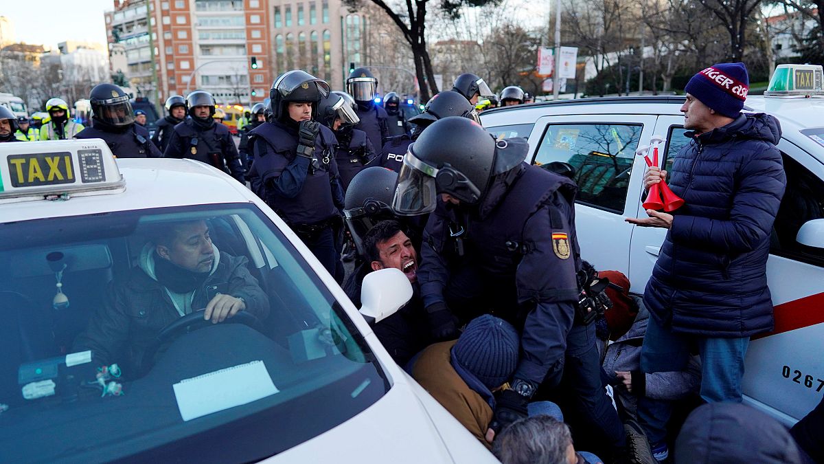 درگیری پلیس ضدشورش اسپانیا با رانندگان معترض تاکسی در مادرید 