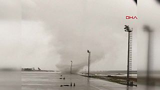 شاهد: إعصار هائل يخرب طائرتين بمطار أنطاليا في تركيا