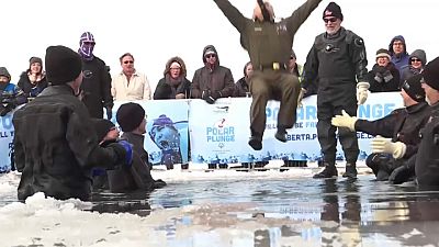 Jótékonysági rendezvény egy jeges tó vizében