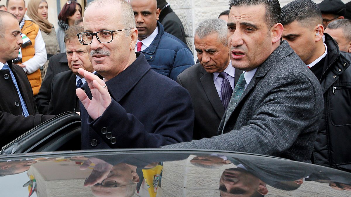 رئيس الوزراء الفلسطيني يقدم استقالته هو وحكومته لعباس