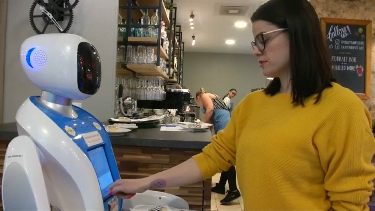 Robotok egy budapesti kávézóban