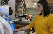 مجارستان؛ ربات‌ها از مشتریان یک کافه پذیرایی می‌کنند